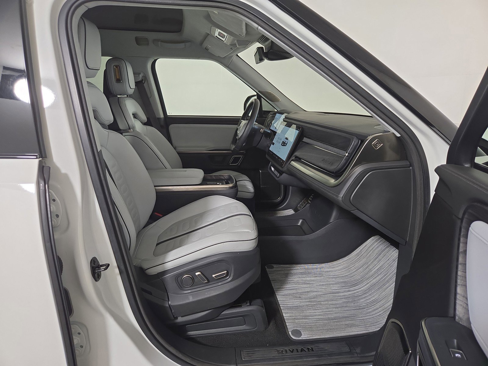 Used 2023 Rivian R1T Adventure image 23