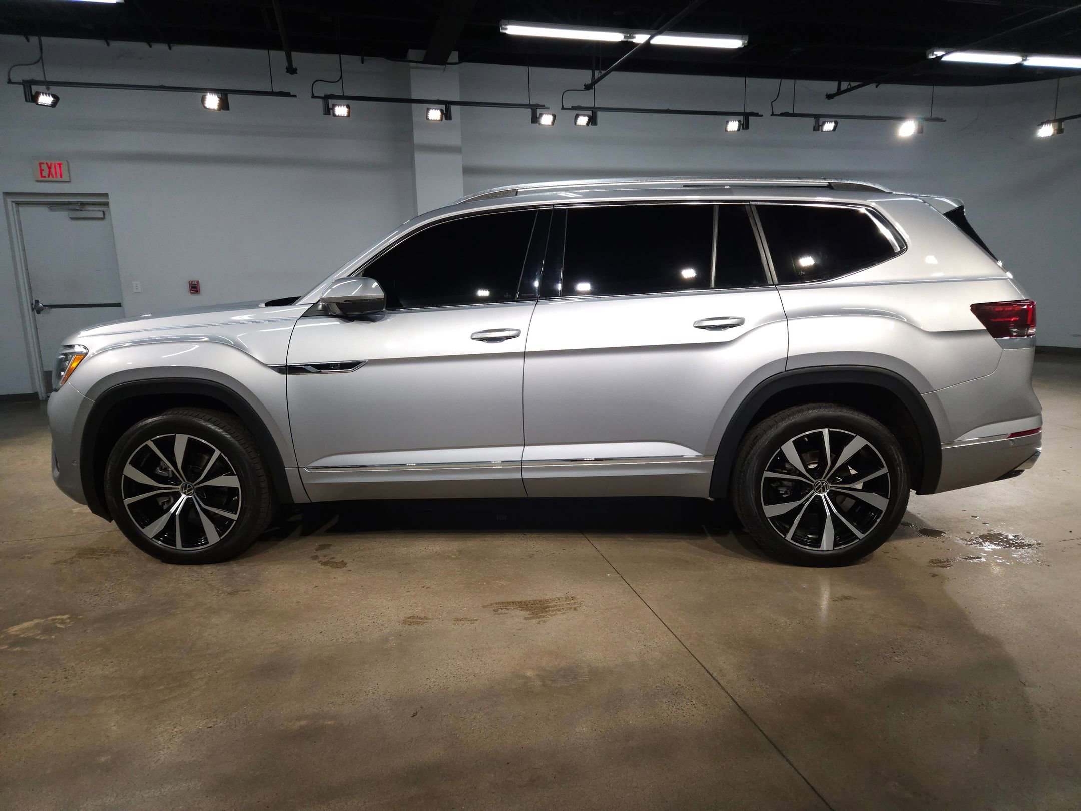 Used 2024 Volkswagen Atlas SEL Premium R-Line AWD/4WD image 4