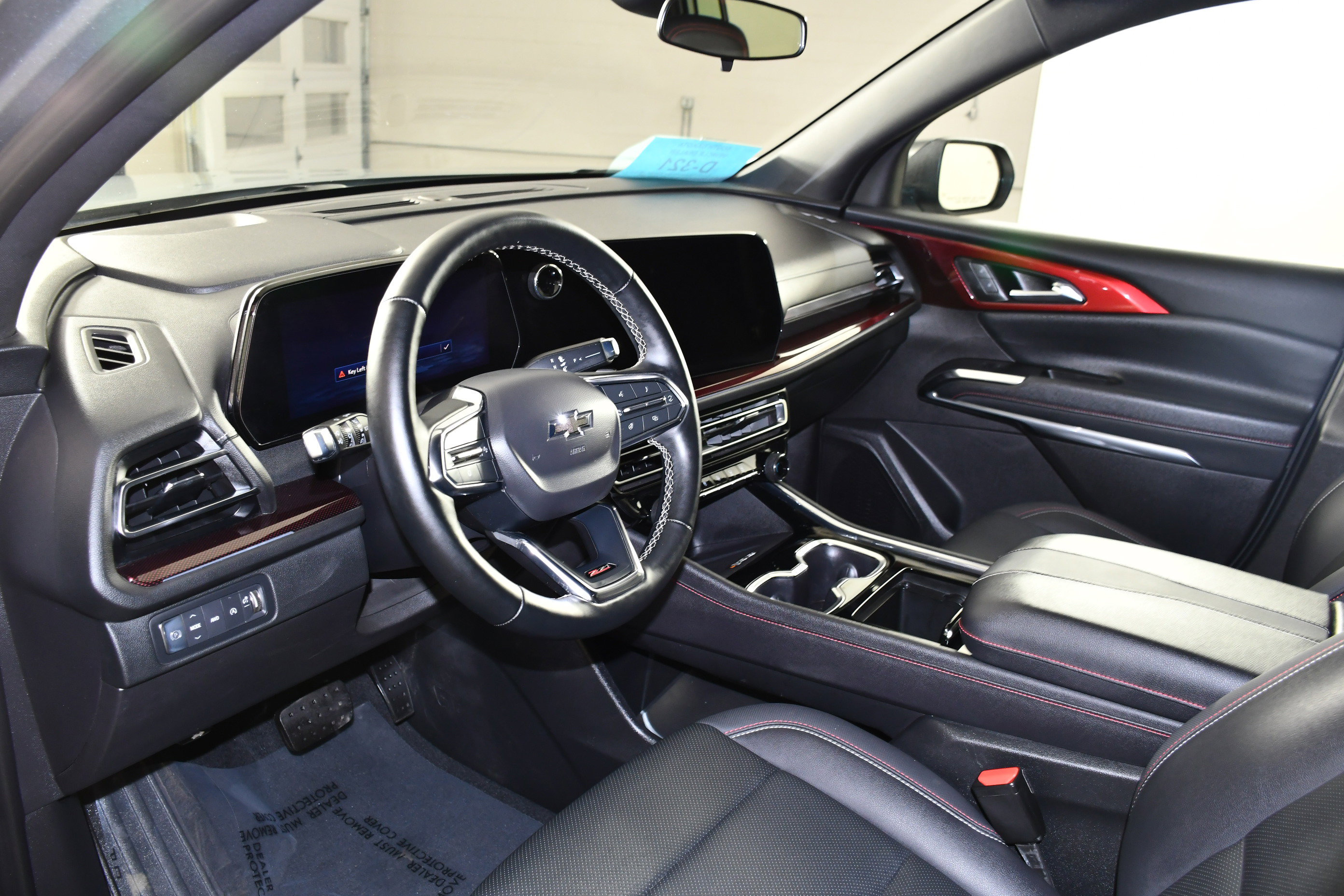 Used 2025 Chevrolet Traverse Z71 image 2