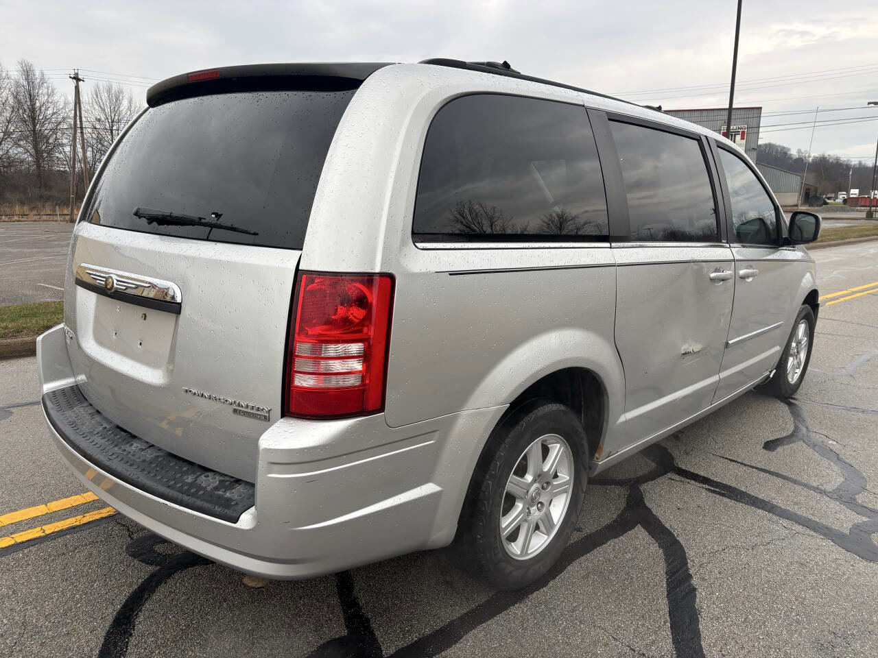Used 2010 Chrysler Town & Country Touring image 5