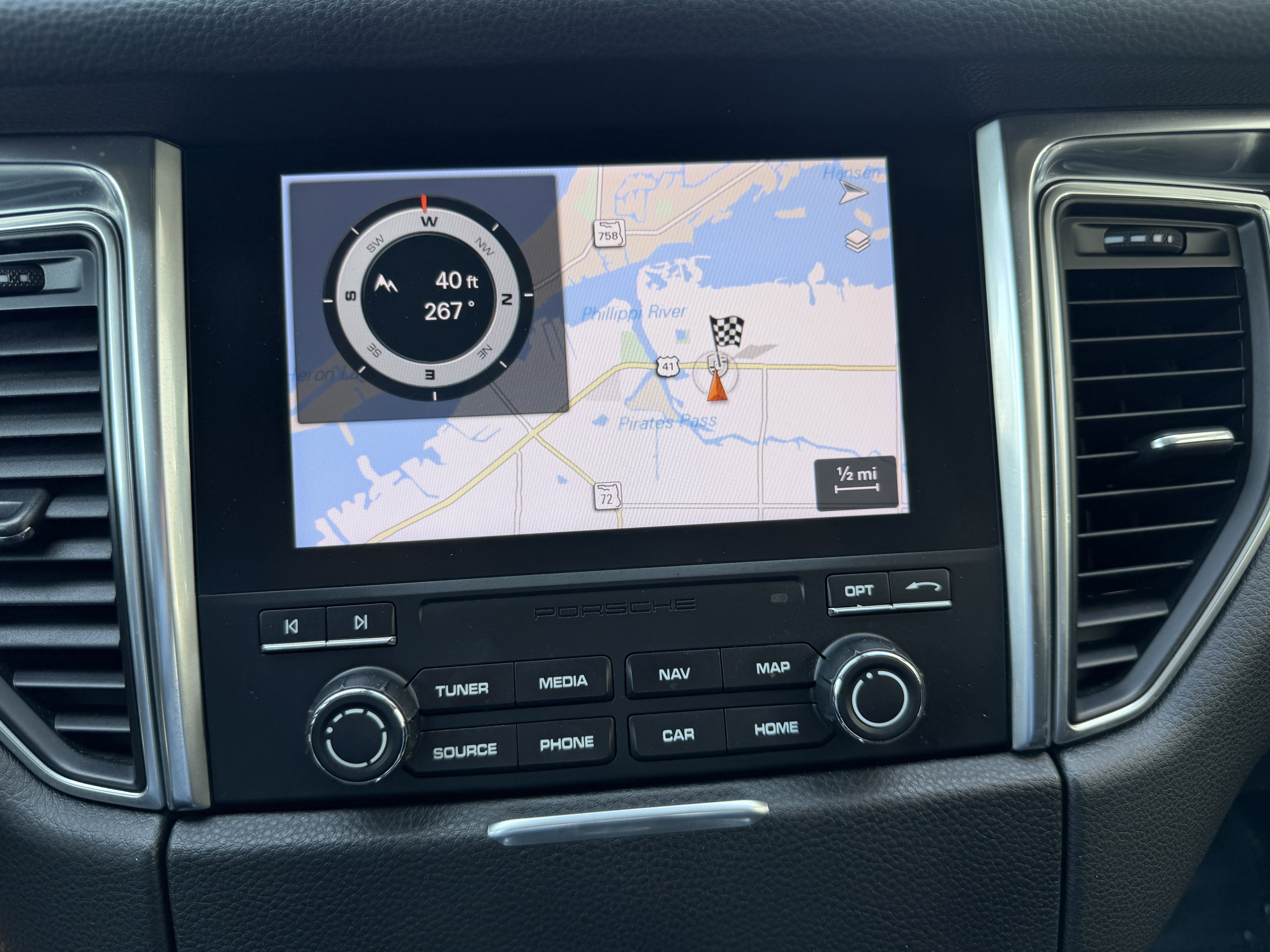 Certified 2018 Porsche Macan AWD/4WD image 27