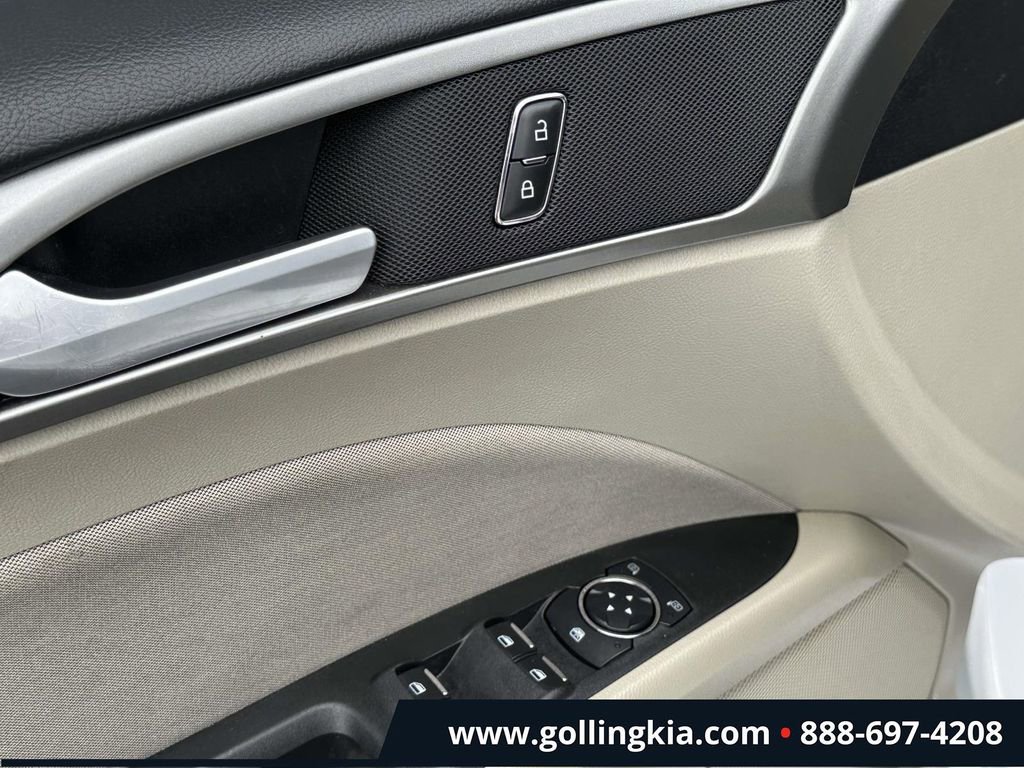 Used 2020 Ford Fusion SE FWD image 15
