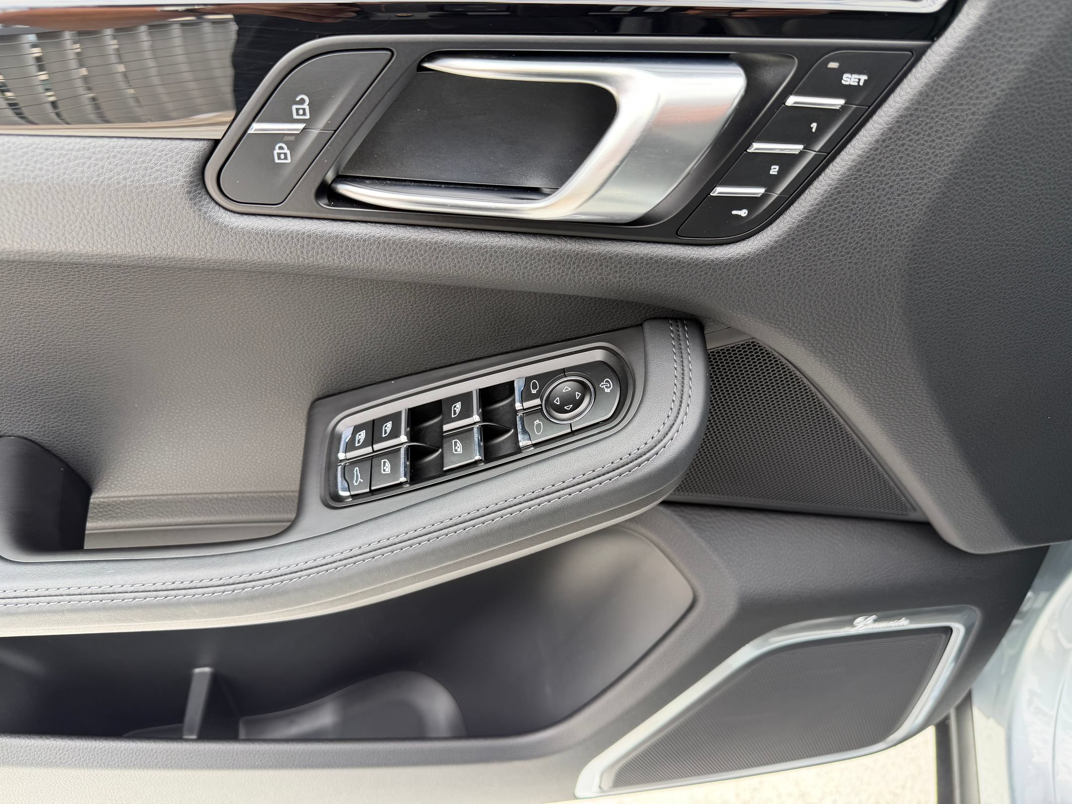 Certified 2023 Porsche Macan S AWD/4WD image 24