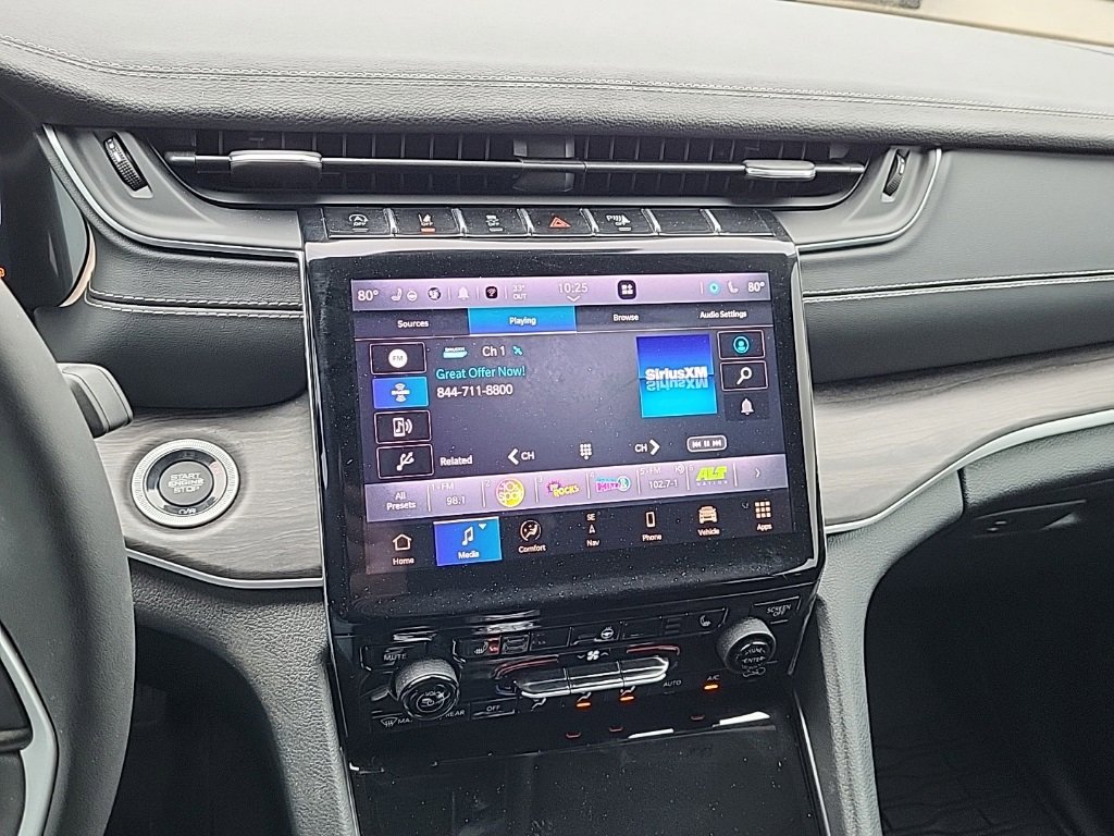 Used 2024 Jeep Grand Cherokee Limited w/ Black Appearance Package image 14