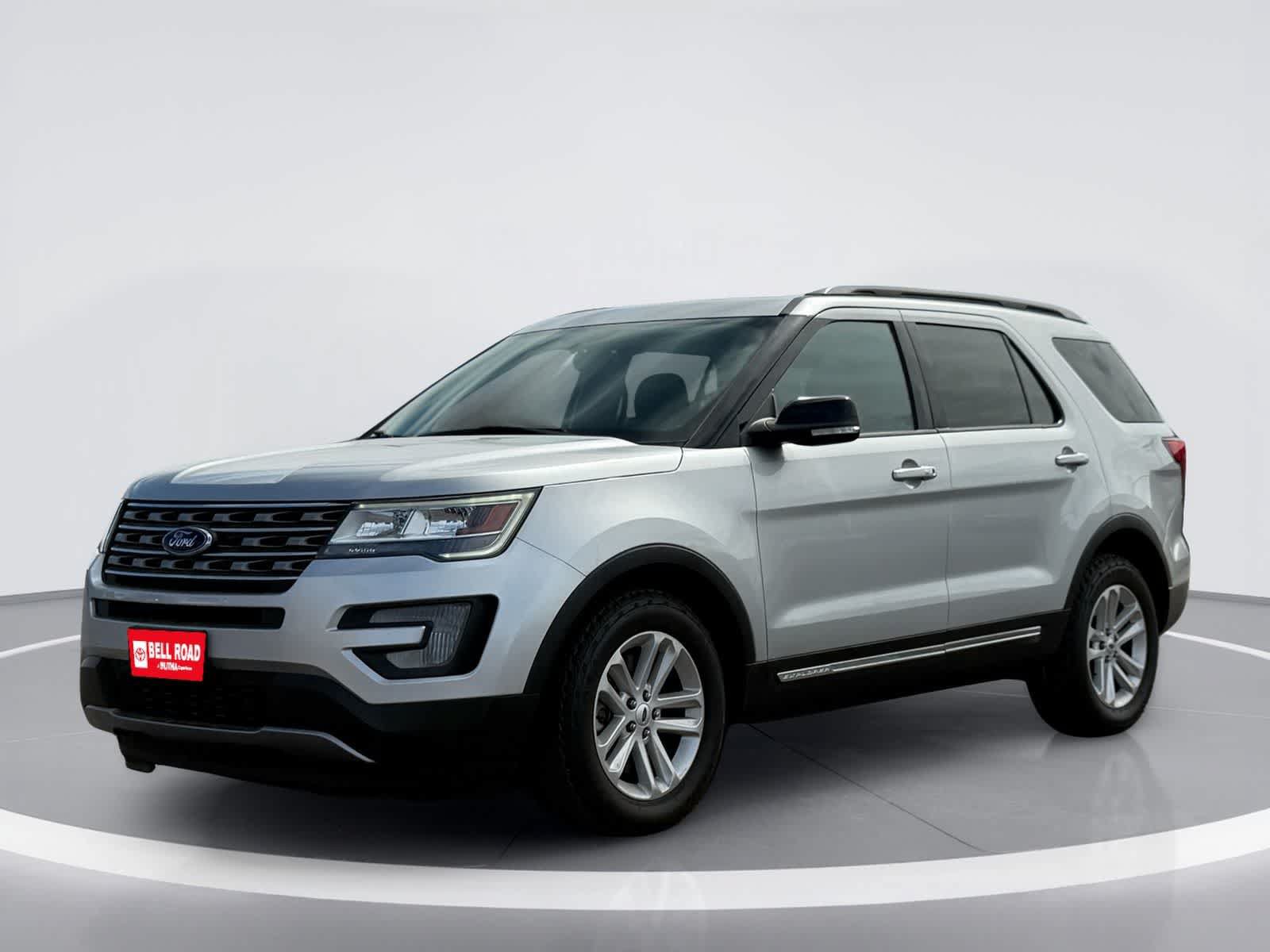 Used 2017 Ford Explorer XLT w/ Equipment Group 201A FWD image 2
