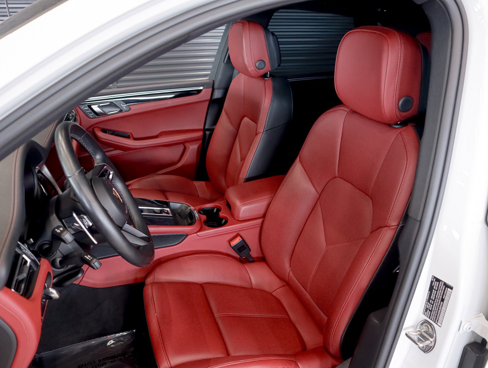 Certified 2022 Porsche Macan AWD/4WD image 5