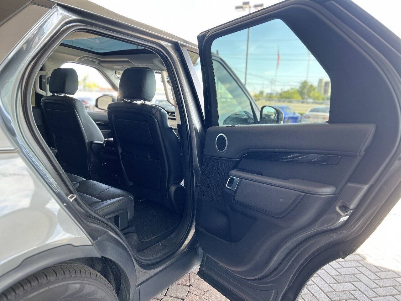 Used 2018 Land Rover Discovery SE AWD/4WD image 46