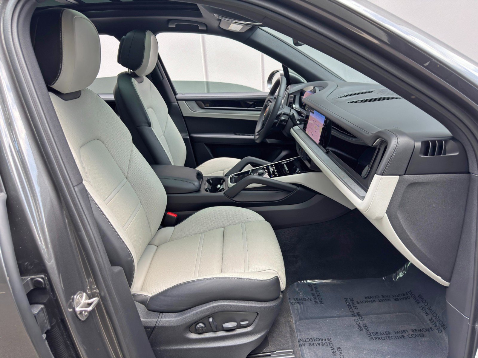 Used 2025 Porsche Cayenne AWD/4WD image 16
