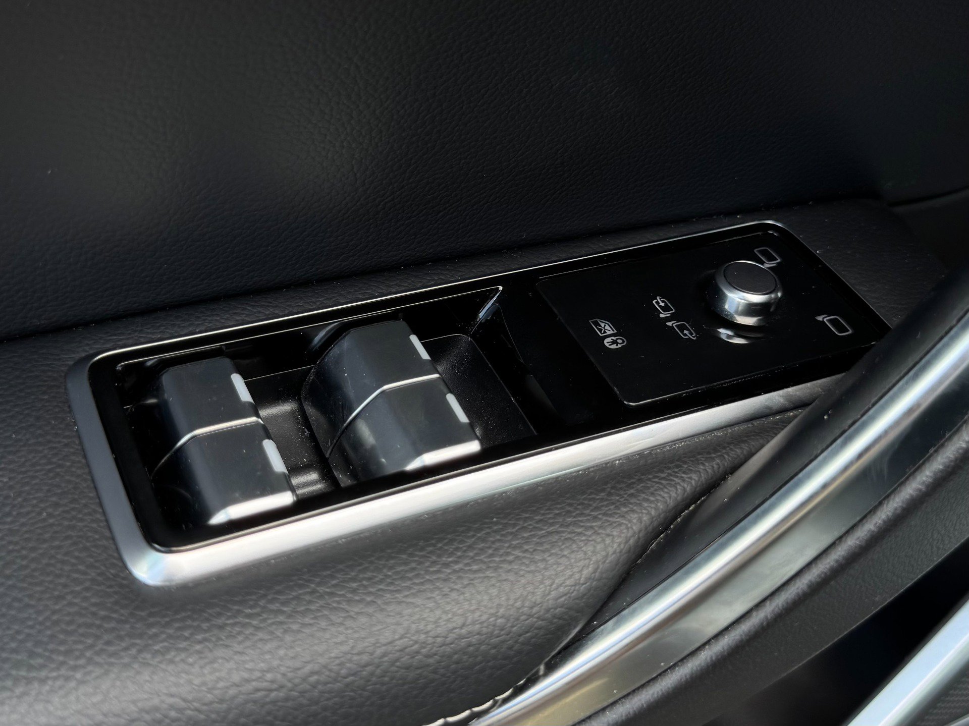 Used 2021 Jaguar XF R-Dynamic SE image 94