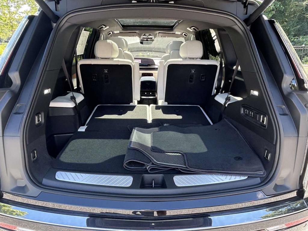 New 2027 Cadillac Vistiq Sport w/ LPO, Floor Liner Package AWD/4WD image 9
