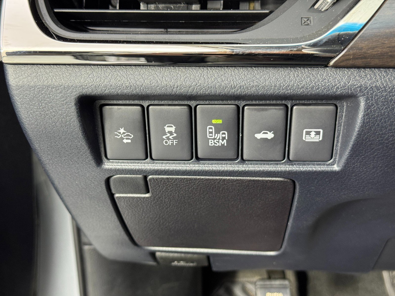 Used 2016 Toyota Avalon Limited w/ Toyota Safety Sense Package image 18