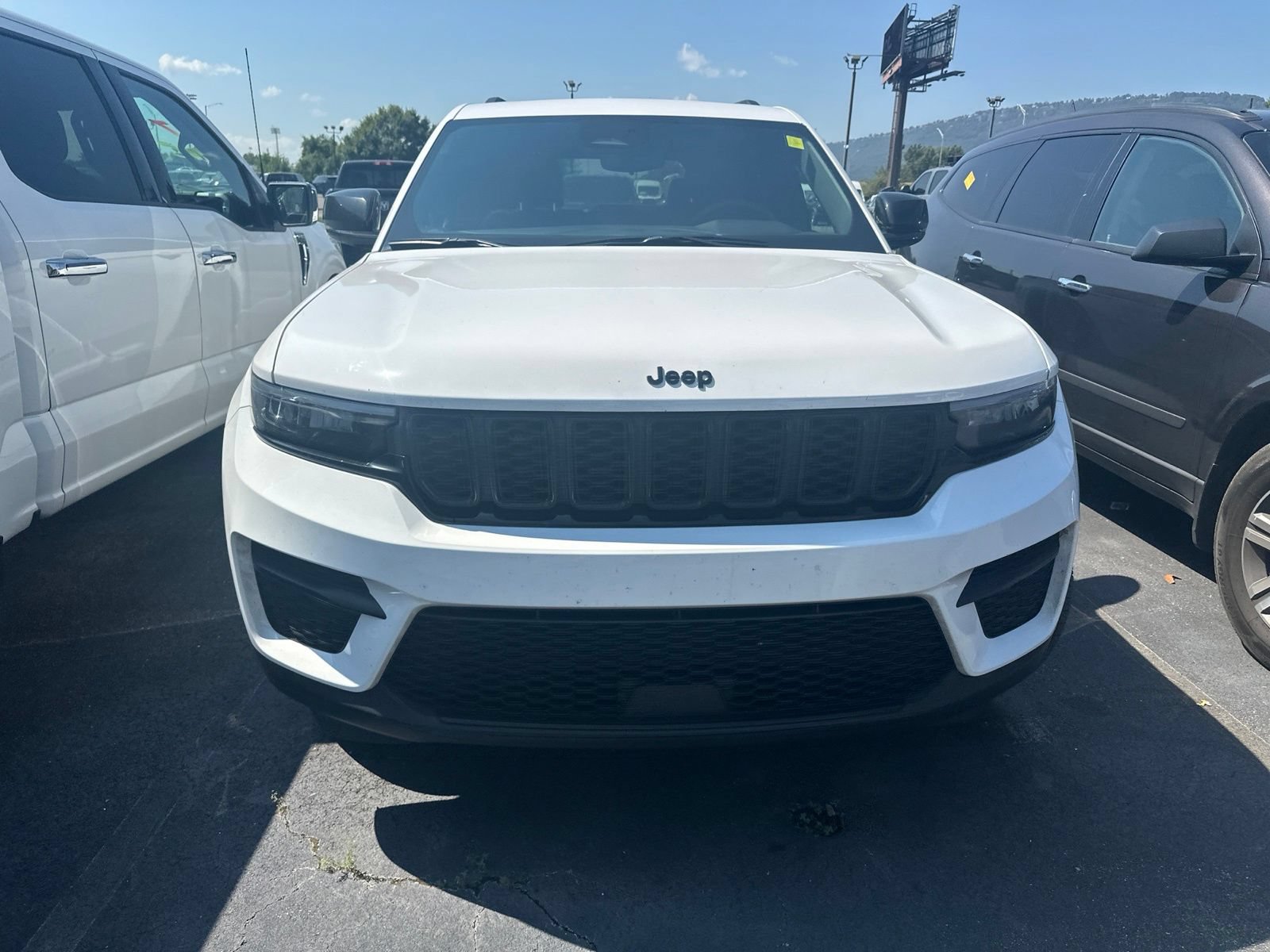 Used 2024 Jeep Grand Cherokee Altitude RWD image 2