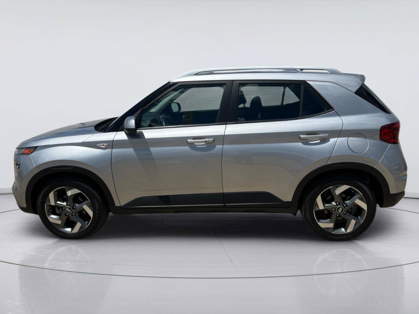 Used 2024 Hyundai Venue SEL FWD image 6