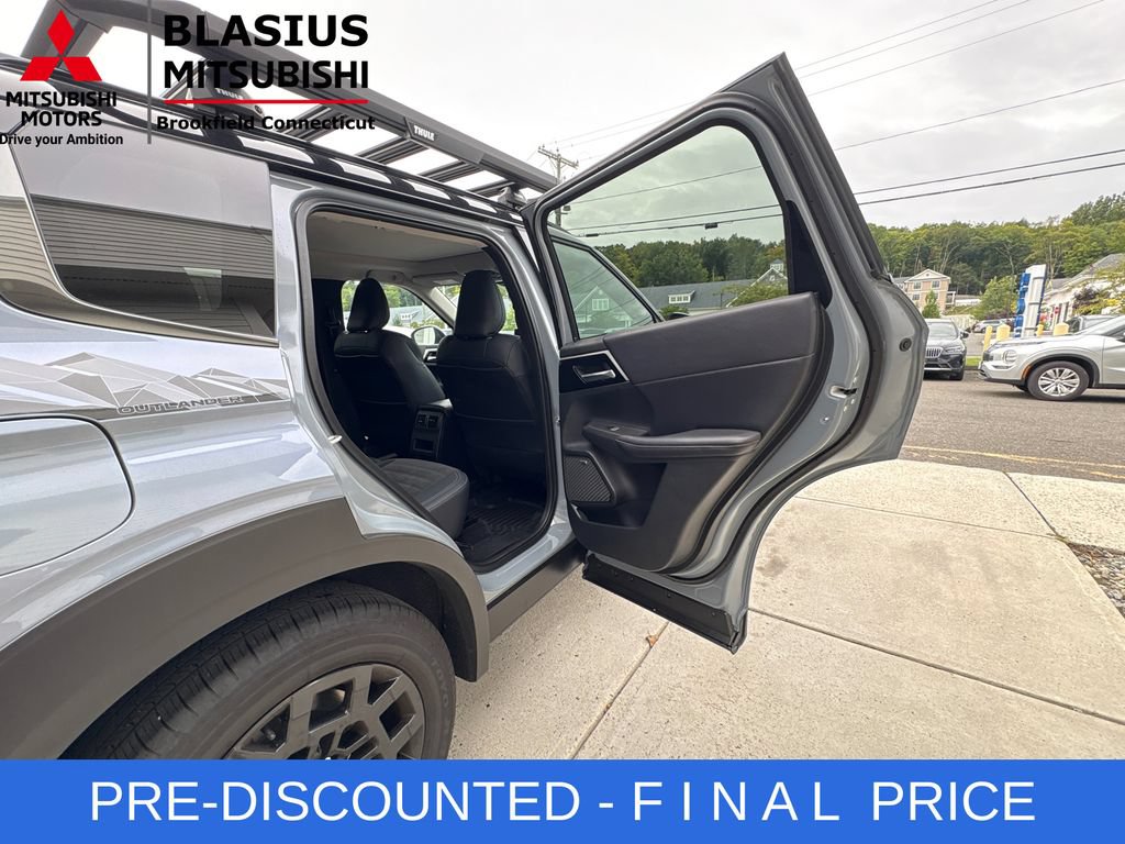 Used 2025 Mitsubishi Outlander AWD image 41