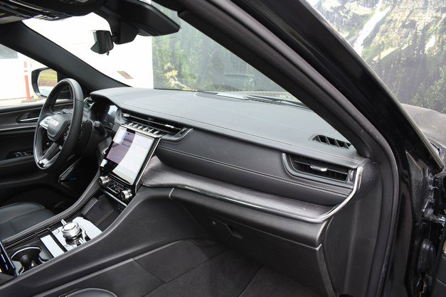 Used 2024 Jeep Grand Cherokee Overland w/ Advanced Protech Group III image 25