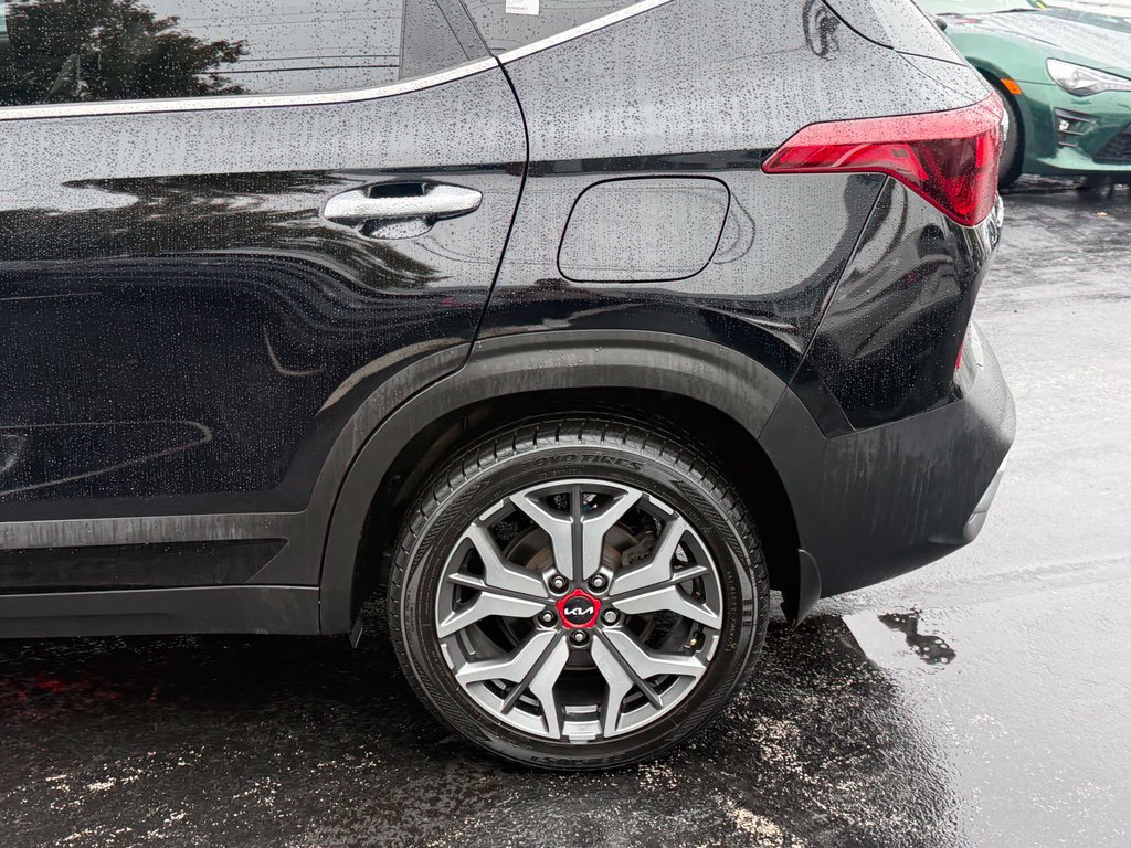 Used 2022 Kia Seltos SX w/ Sunroof Package AWD/4WD image 4