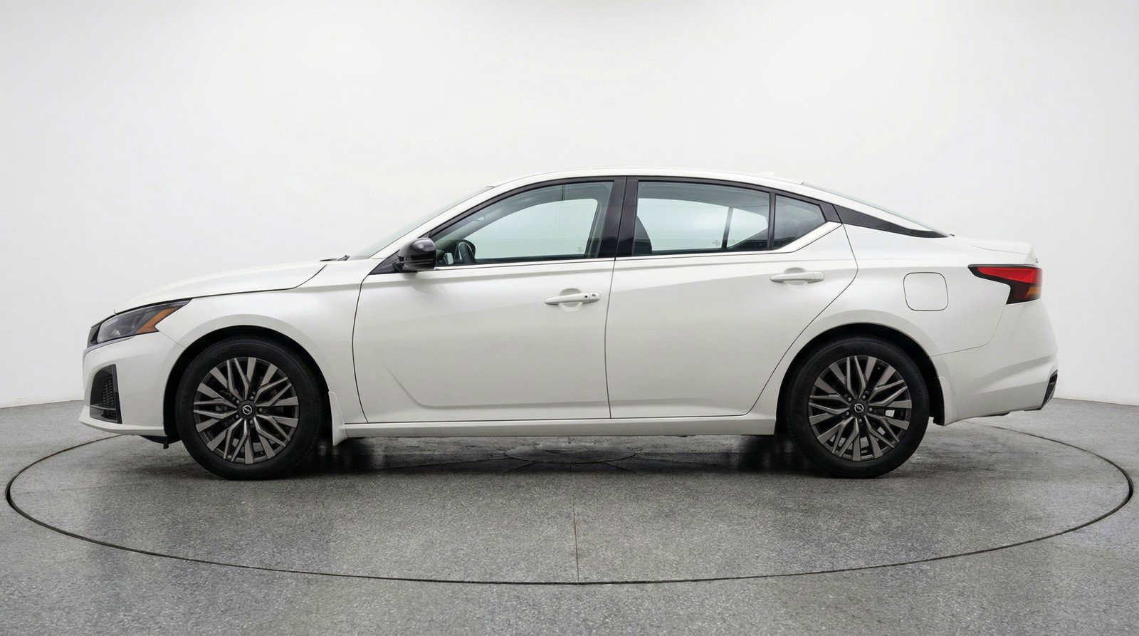 Used 2025 Nissan Altima 2.5 SV FWD image 5