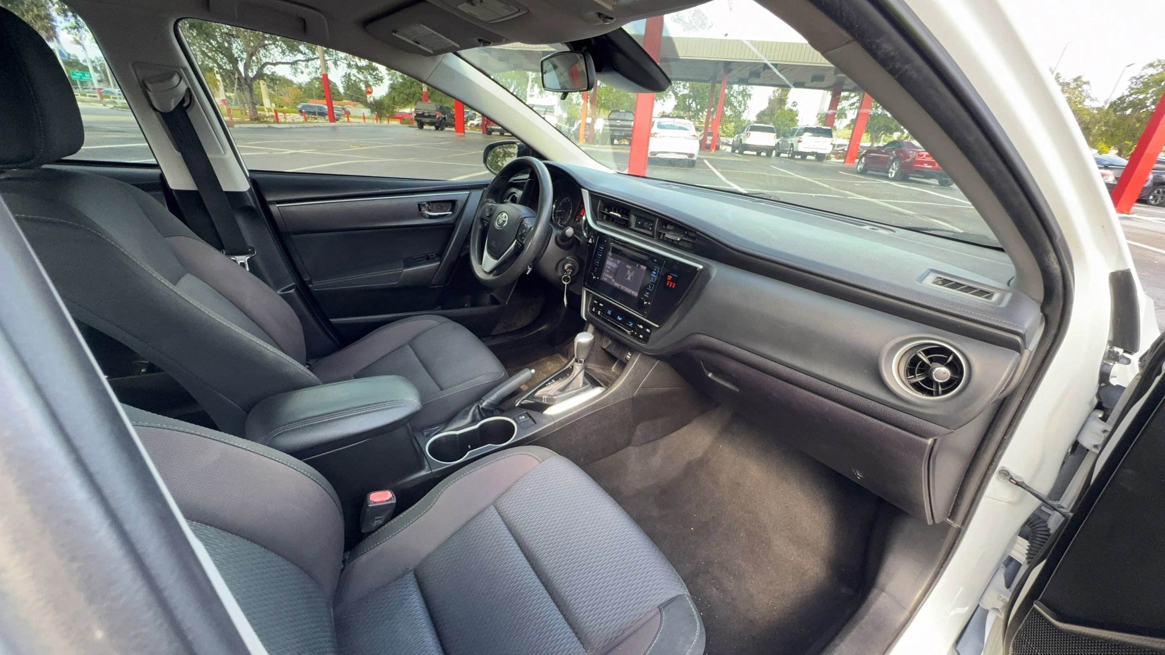 Used 2018 Toyota Corolla LE FWD image 23