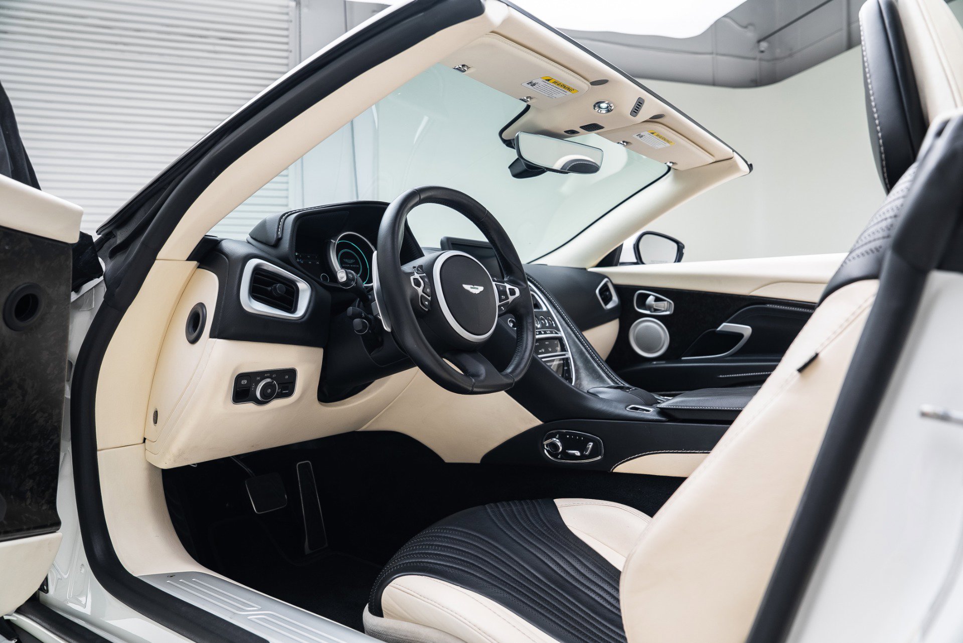 Used 2020 Aston Martin DB11 Volante image 29