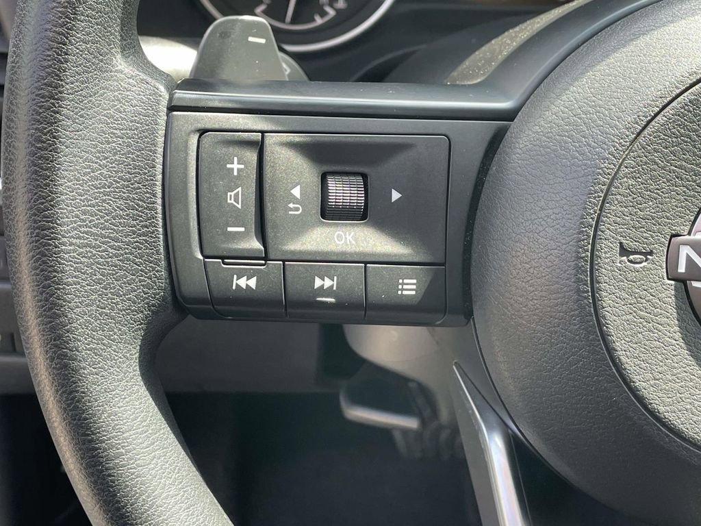 Used 2023 Nissan Rogue S image 17