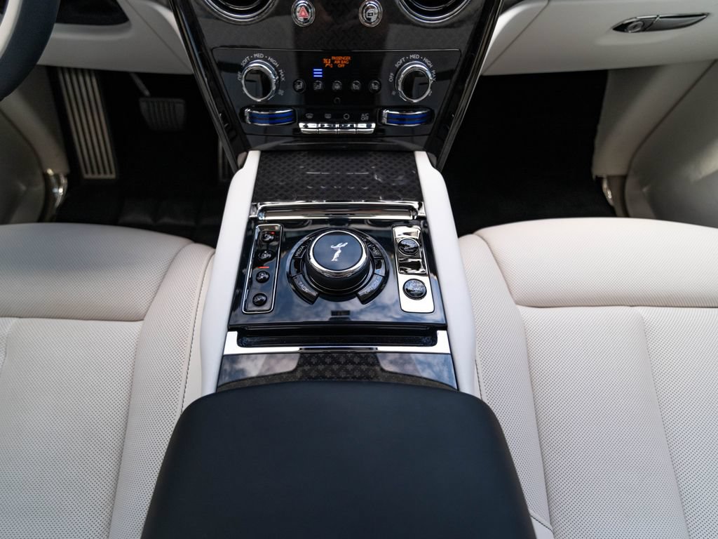 Used 2025 Rolls-Royce Cullinan Black Badge AWD/4WD image 36