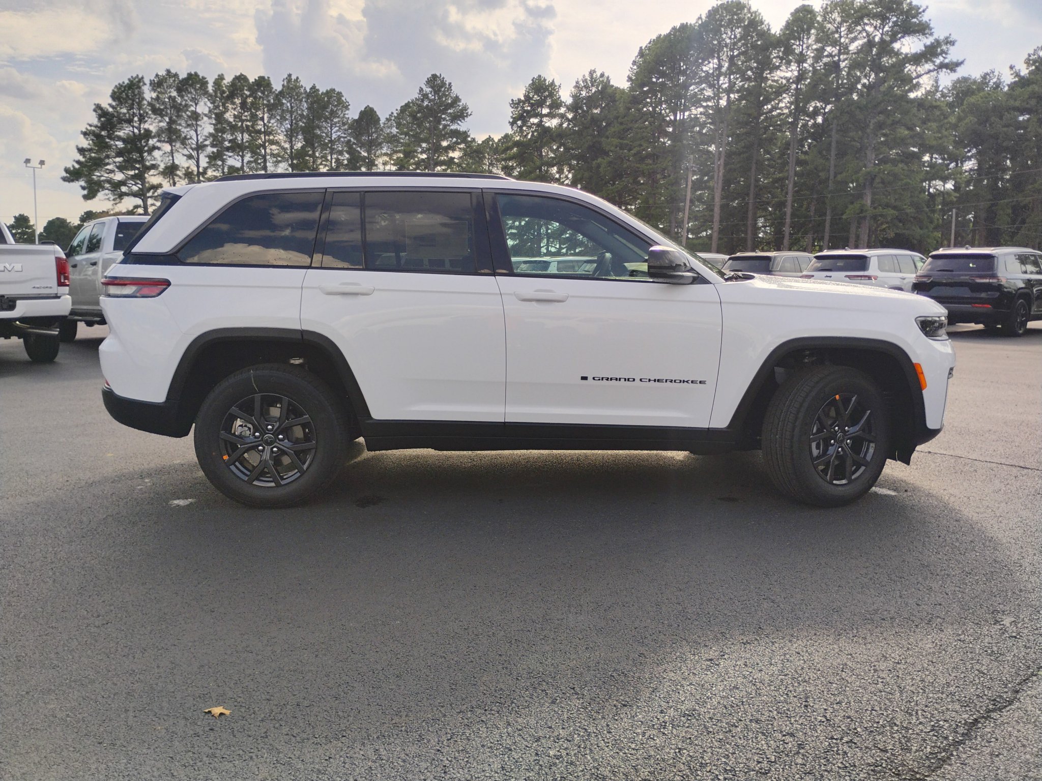 New 2027 Jeep Grand Cherokee Altitude AWD/4WD image 4