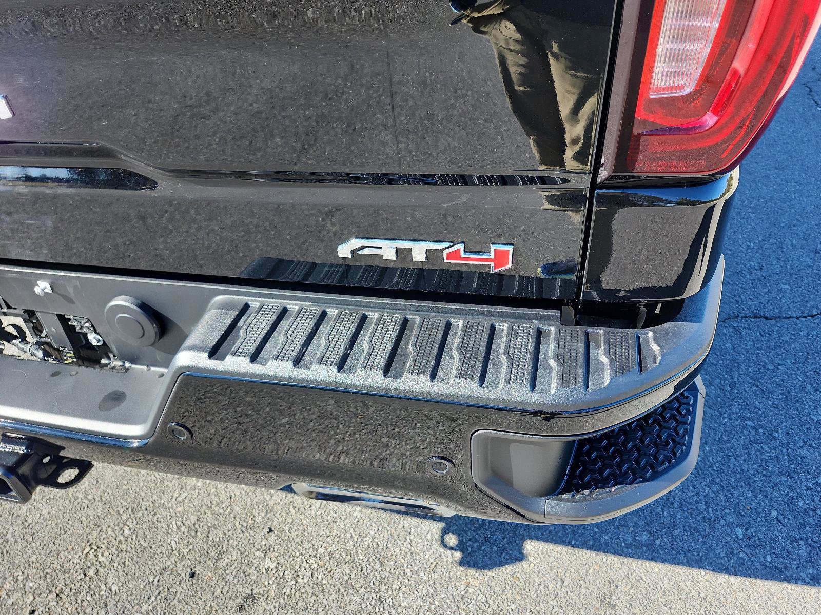Used 2024 GMC Sierra 1500 AT4 w/ Technology Package image 4