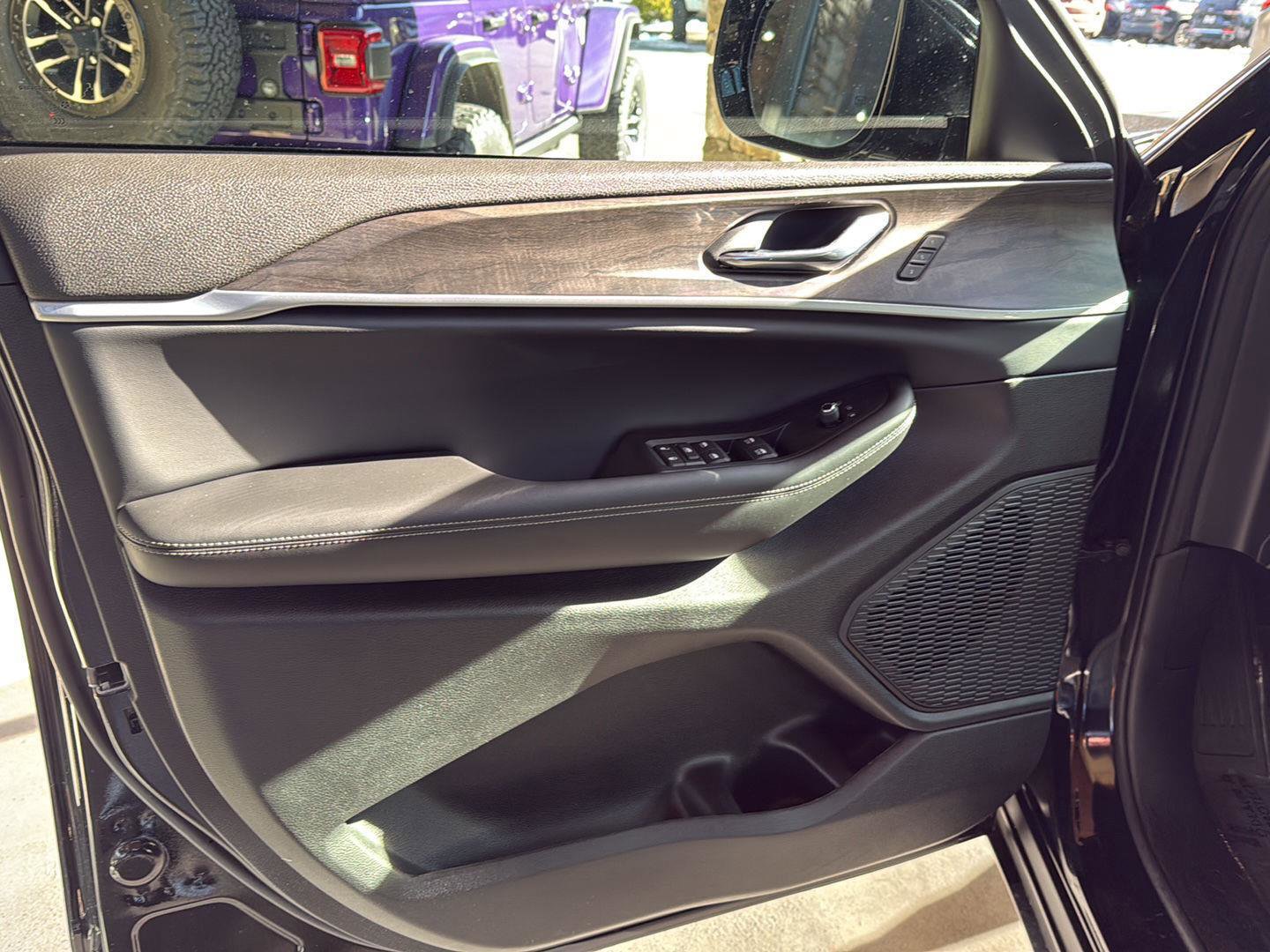 New 2025 Jeep Grand Cherokee L Limited w/ Luxury Tech Group II image 9