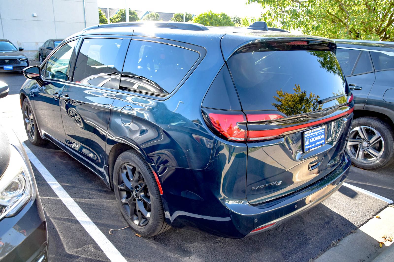 Used 2025 Chrysler Pacifica Limited FWD image 6