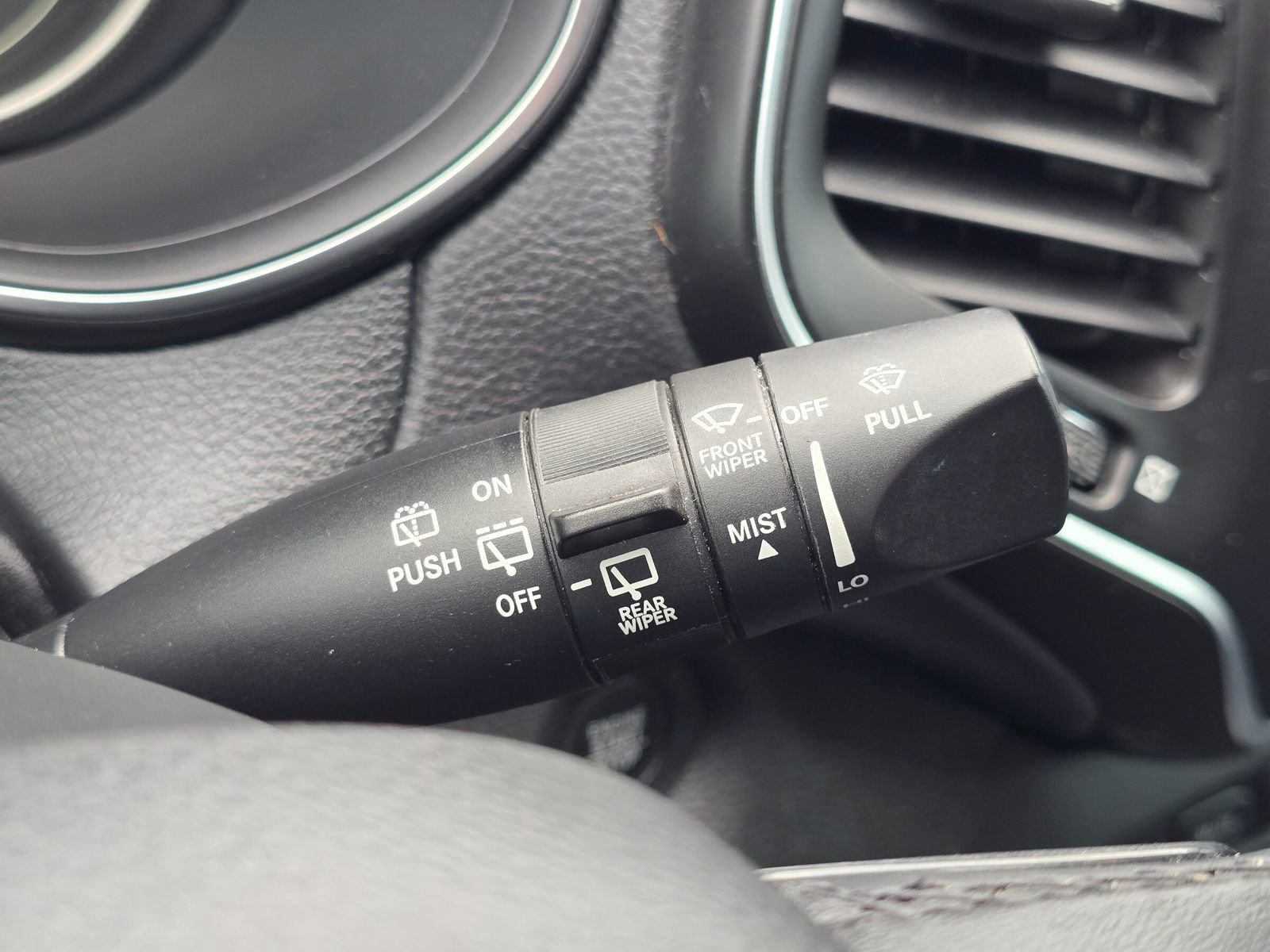 Used 2019 Jeep Cherokee Latitude Plus AWD/4WD image 27
