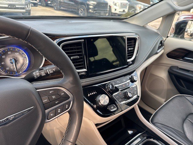 Used 2024 Chrysler Pacifica Limited image 11