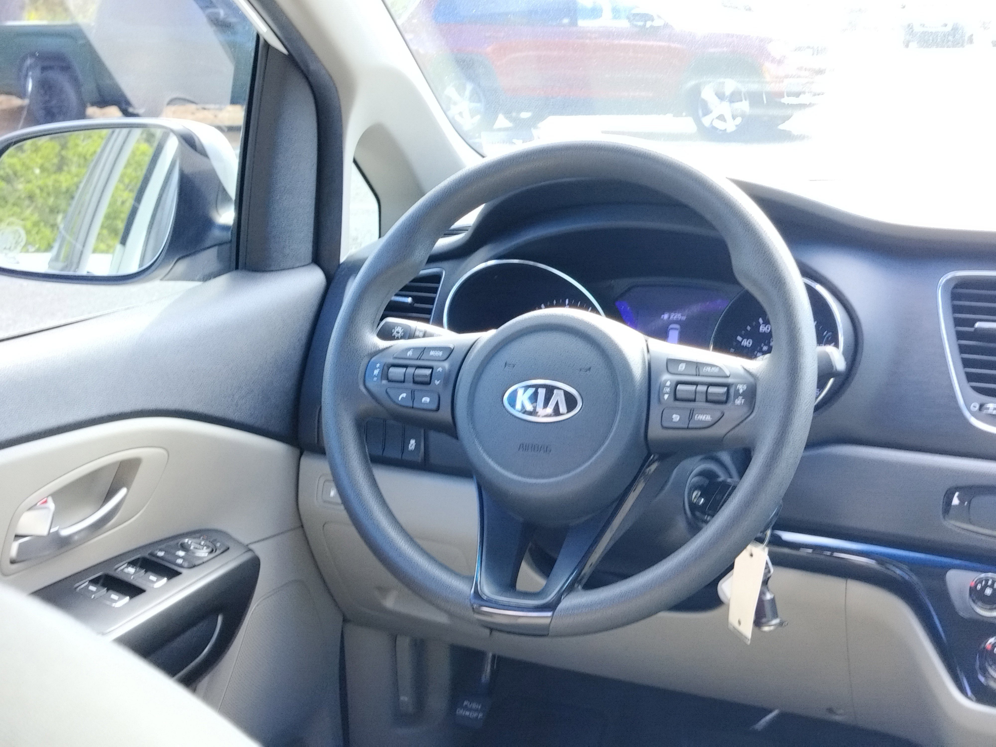 Used 2020 Kia Sedona L image 15