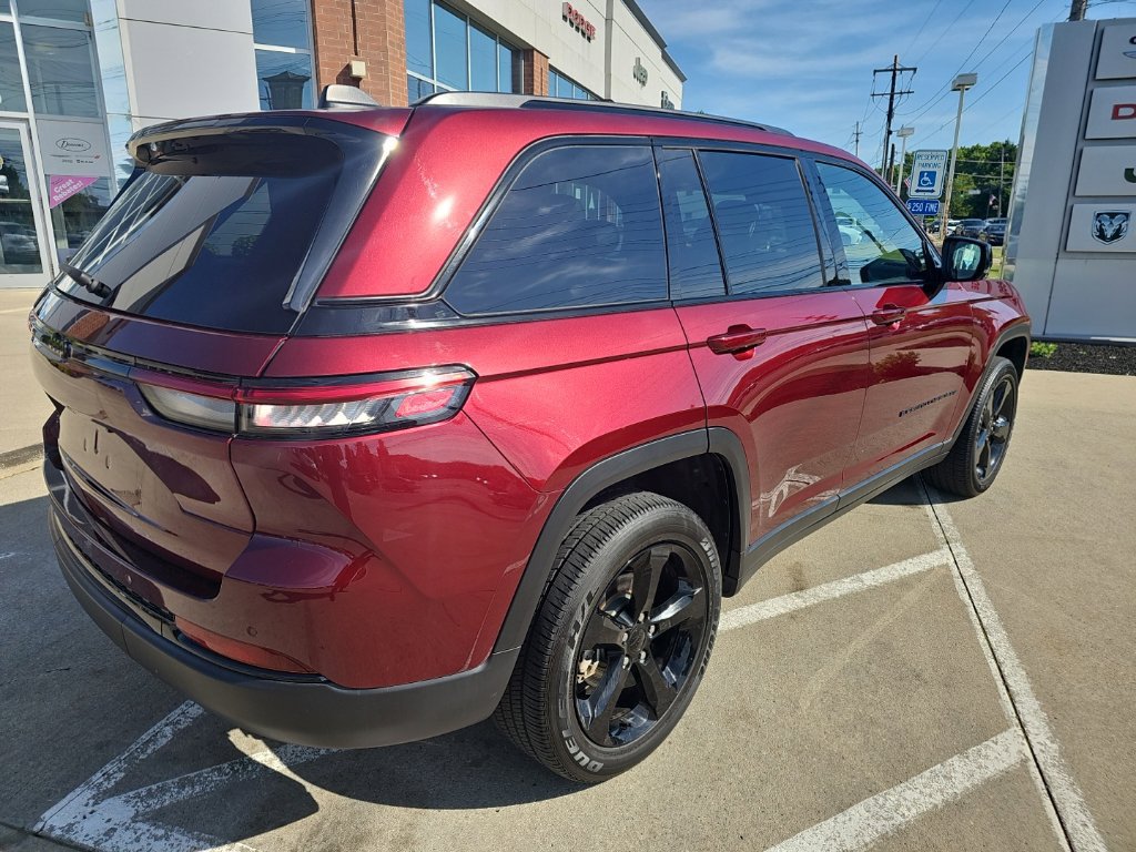 Used 2024 Jeep Grand Cherokee Altitude AWD/4WD image 13