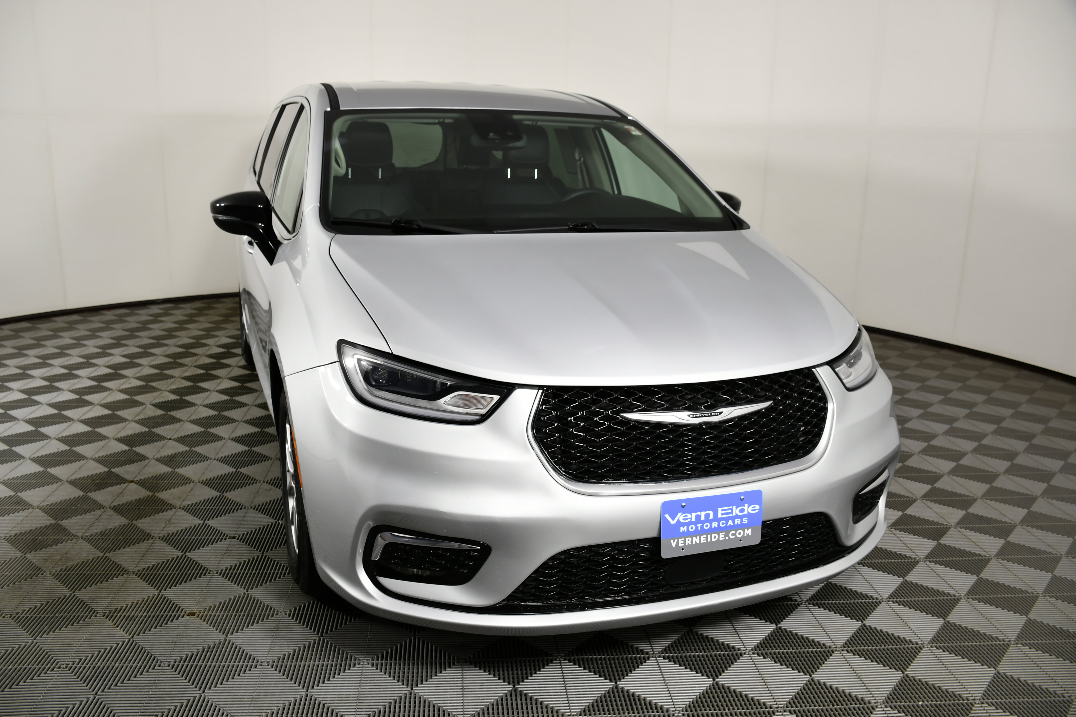 Used 2024 Chrysler Pacifica Touring-L image 3