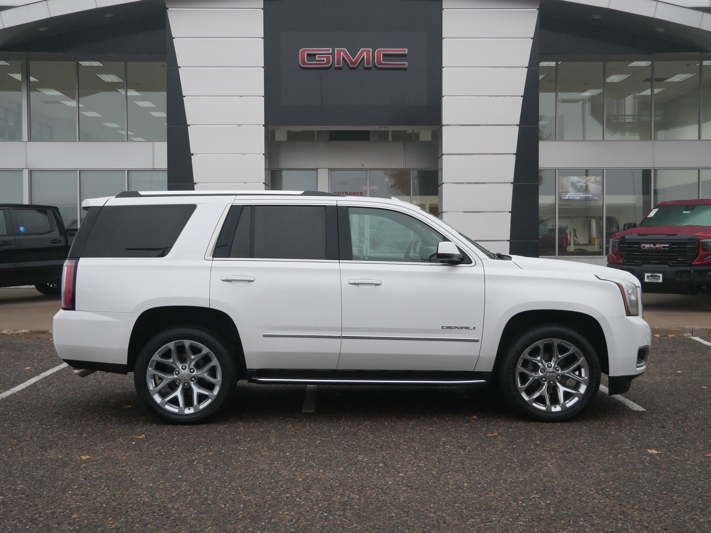 Used 2019 GMC Yukon Denali w/ Open Road Package image 2