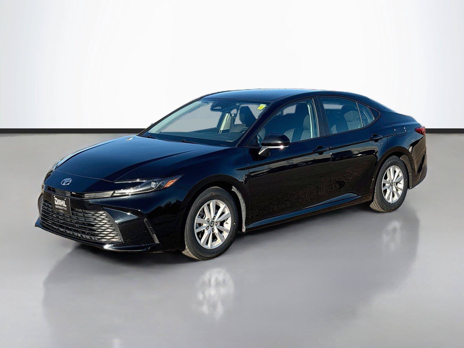 Used 2025 Toyota Camry LE FWD image 4