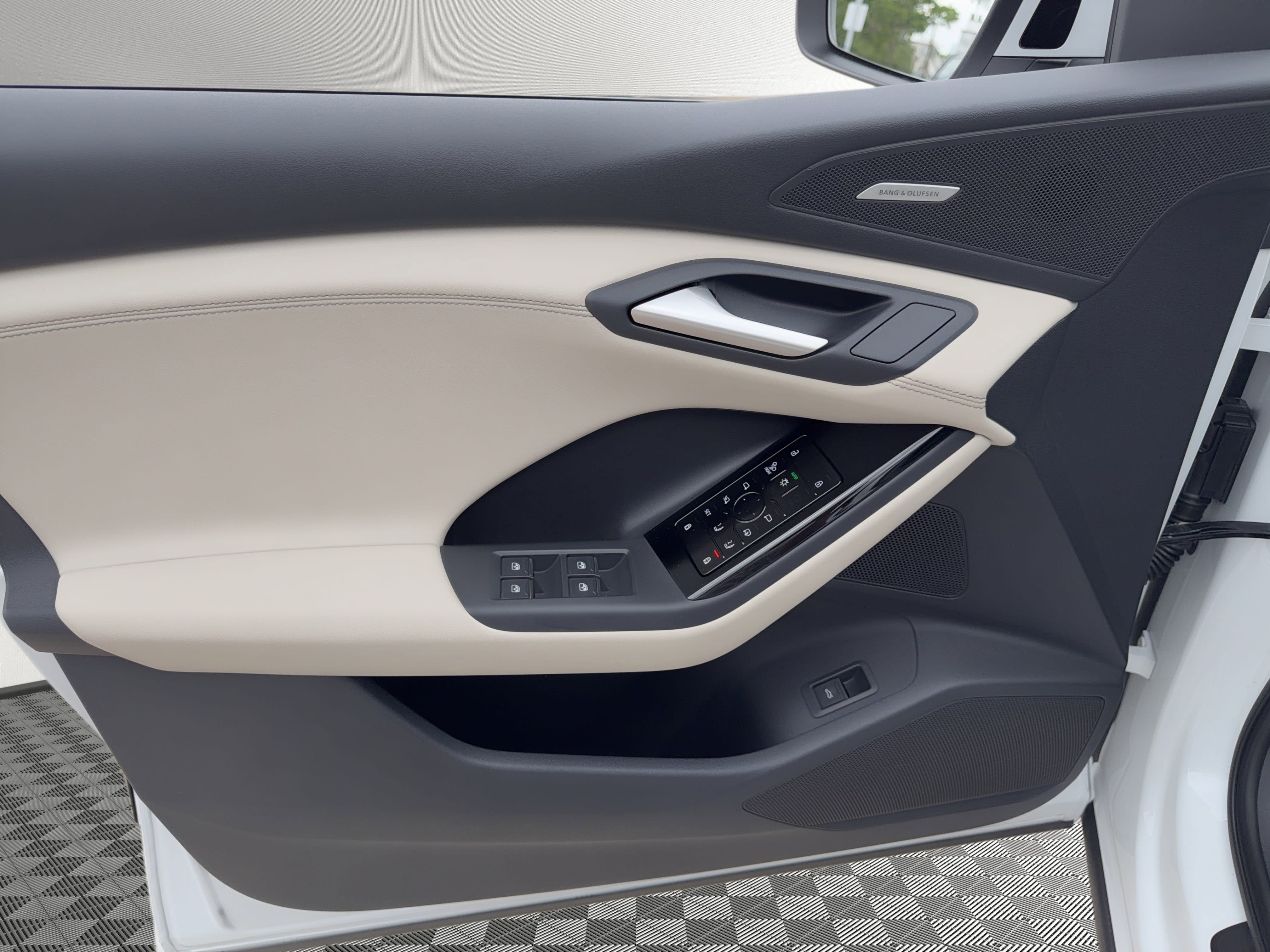 Used 2025 Audi Q6 e-tron Premium Plus w/ Premium Plus image 14