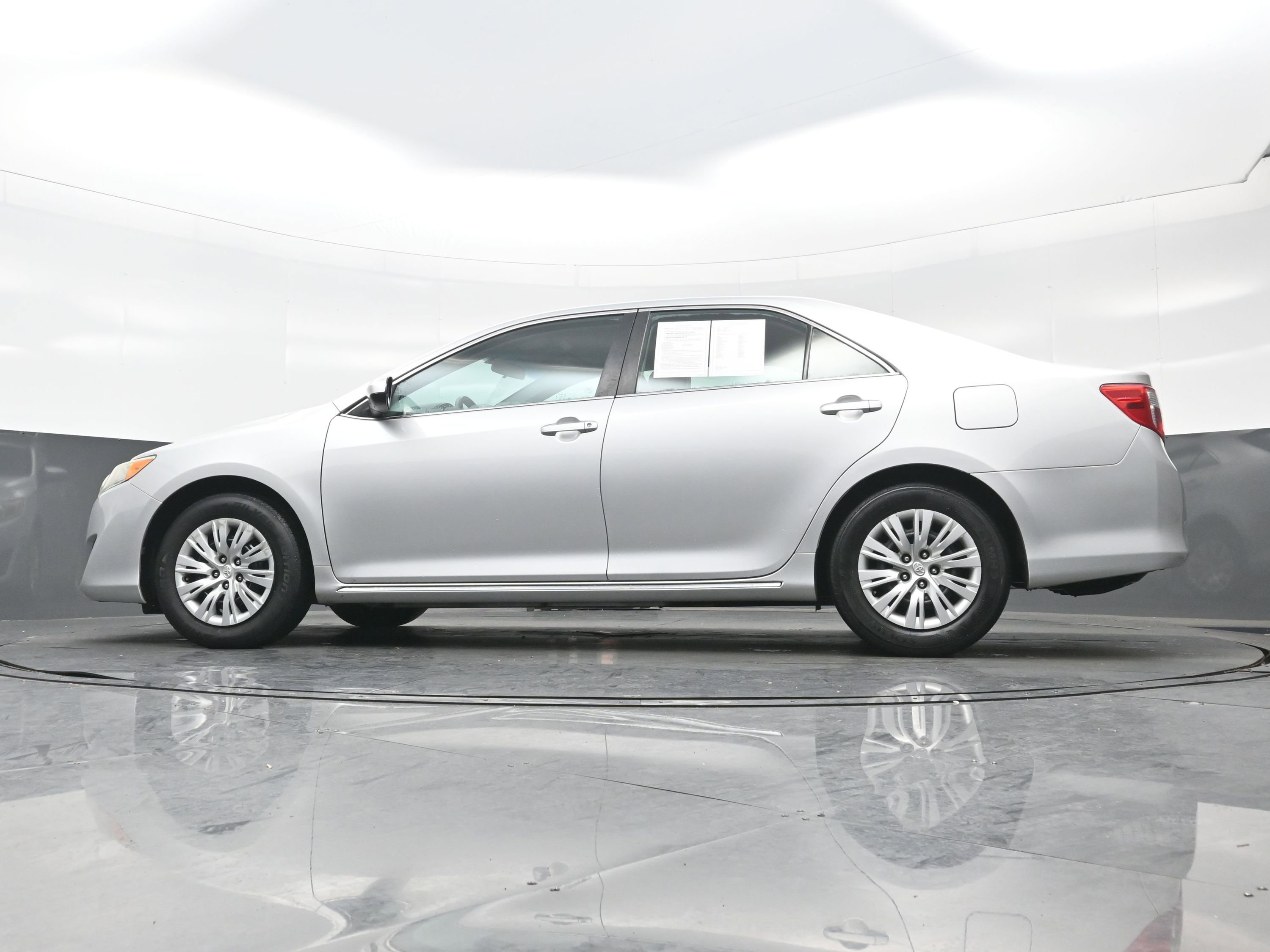 Used 2013 Toyota Camry L image 24