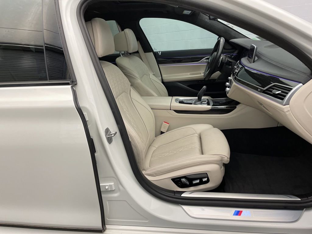 Used 2021 BMW 740i w/ M Sport Package RWD image 27