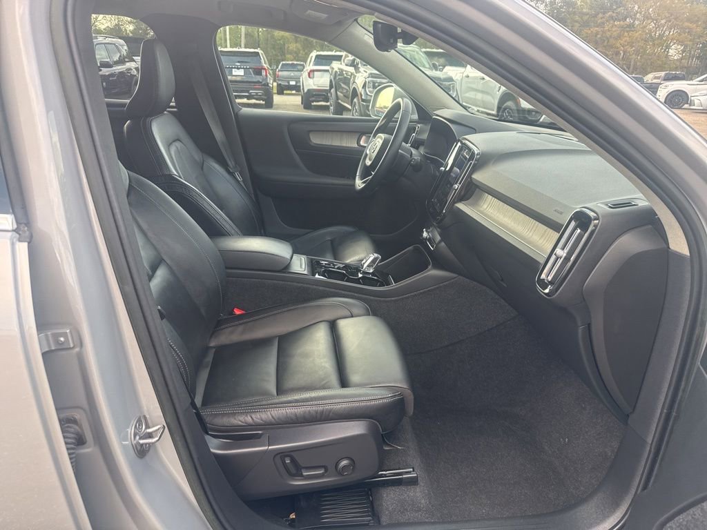 Used 2023 Volvo XC40 B5 Plus AWD/4WD image 4