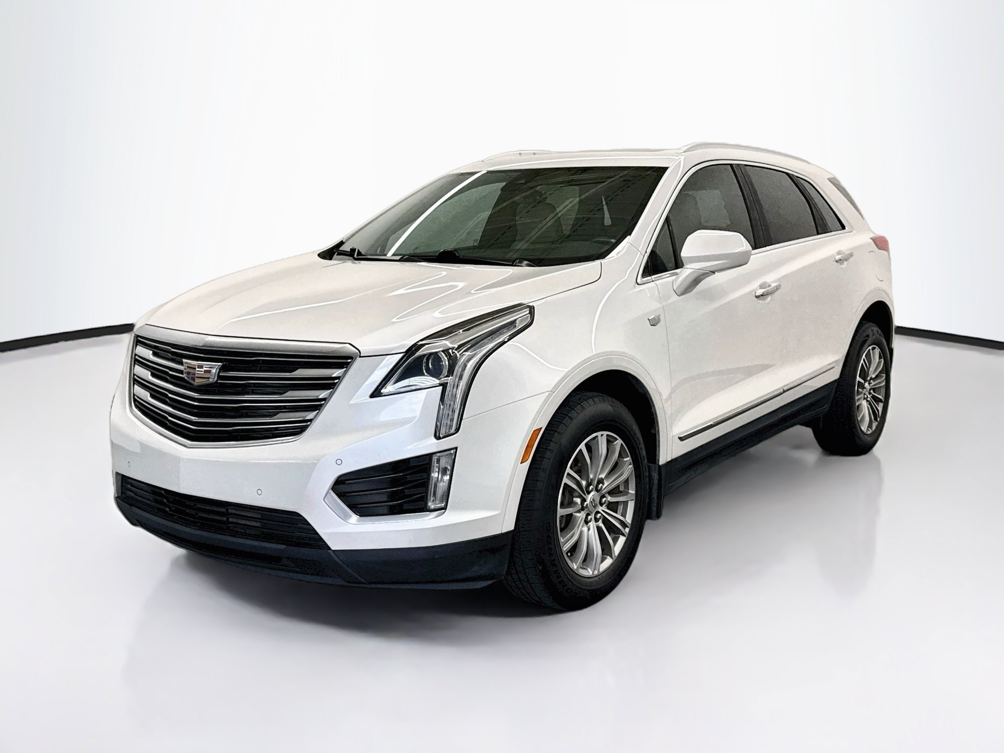 Used 2017 Cadillac XT5 Luxury w/ Driver Awareness Package FWD image 3
