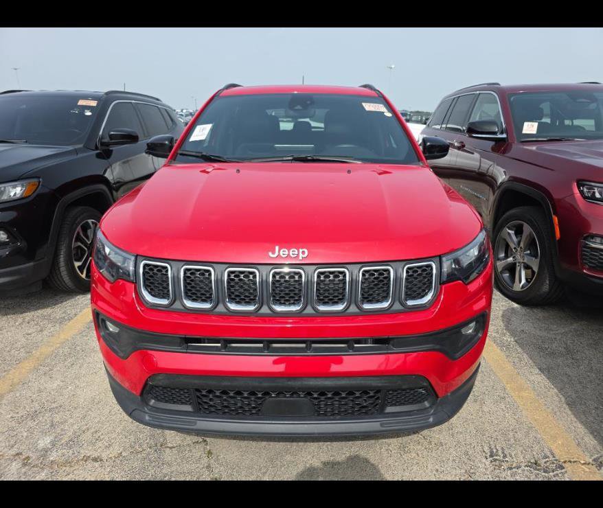 Used 2024 Jeep Compass Latitude w/ Sun and Sound Group AWD/4WD image 8