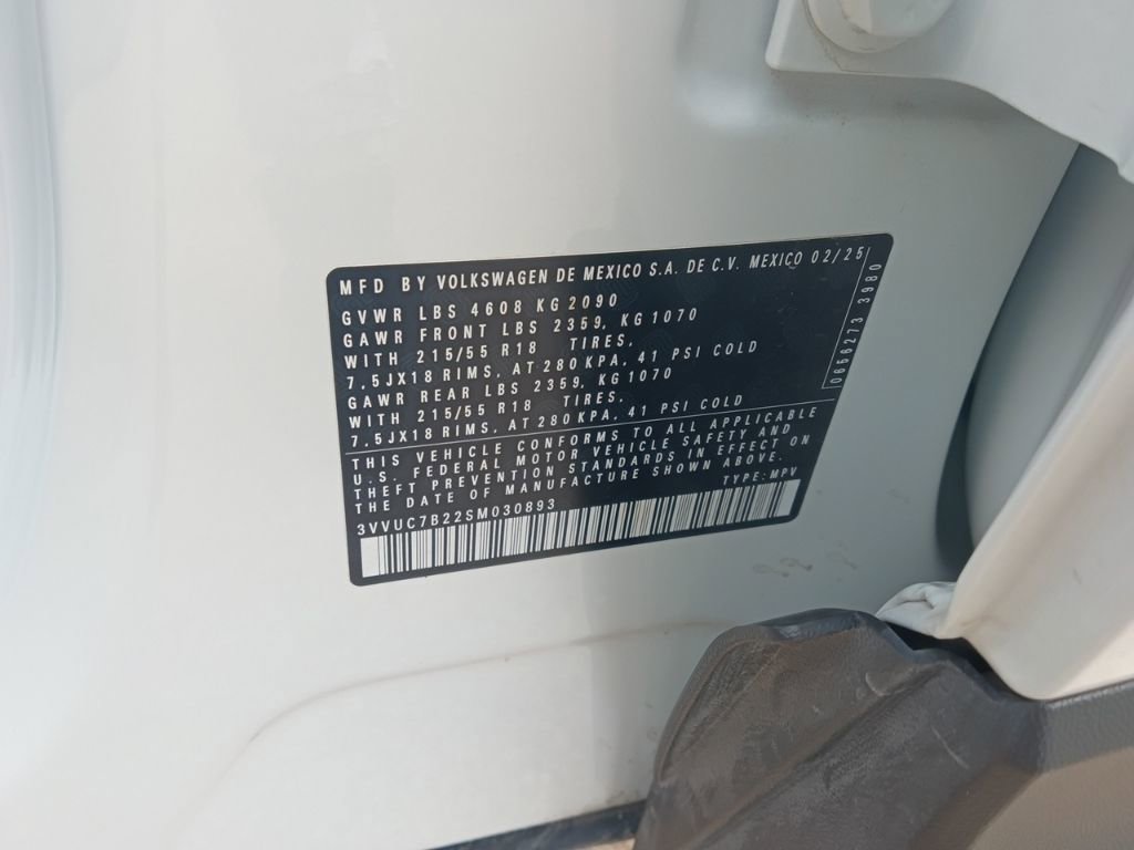 Used 2025 Volkswagen Taos SE AWD/4WD image 3