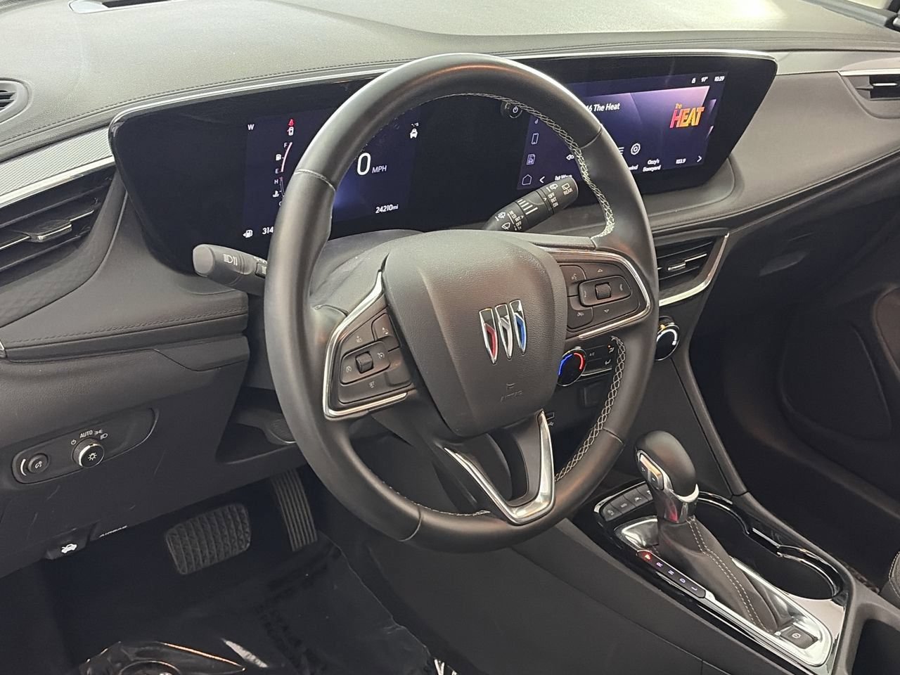 Used 2025 Buick Encore GX Preferred AWD/4WD image 11