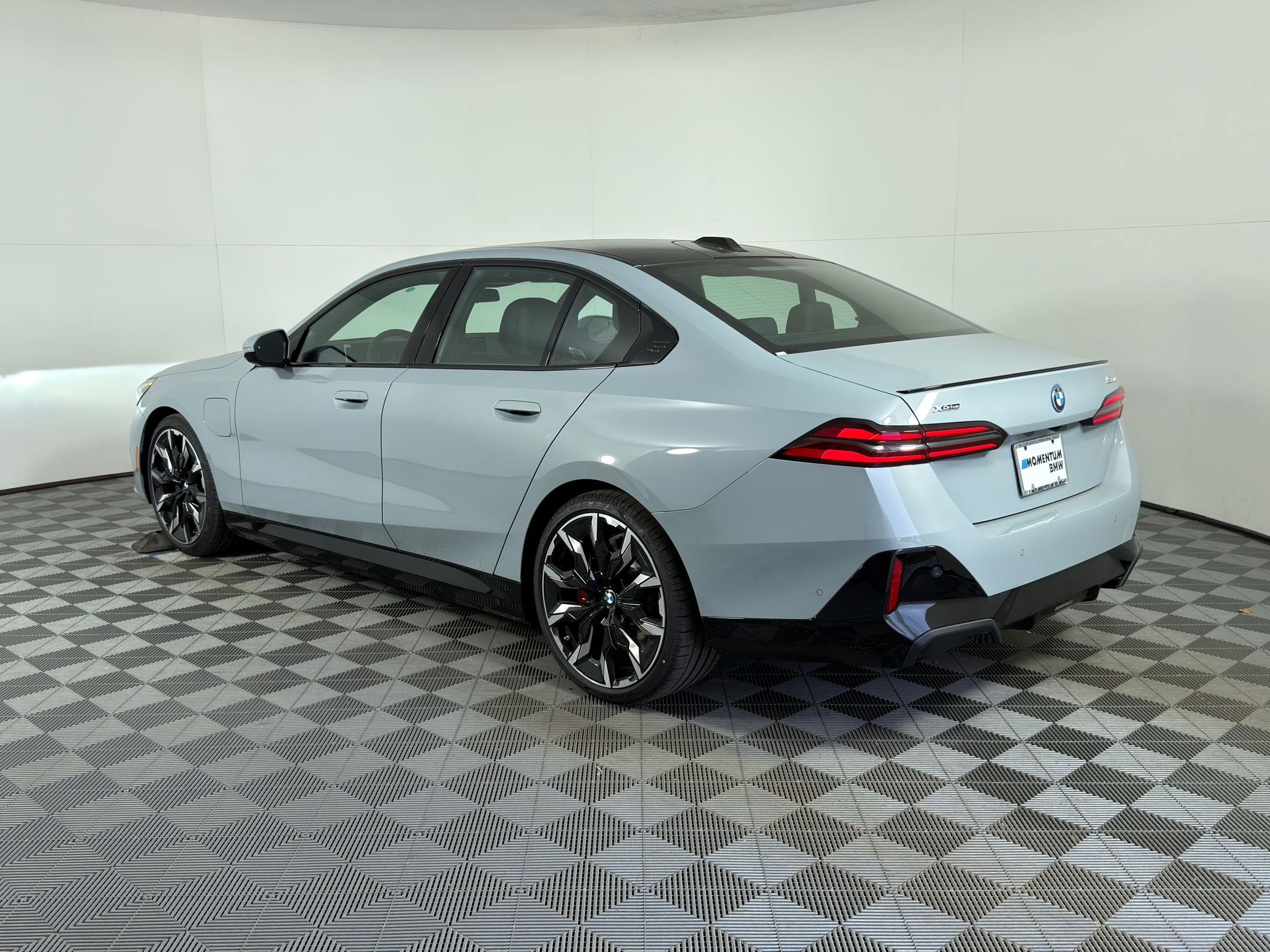 New 2026 BMW 550e xDrive w/ Executive Package image 3