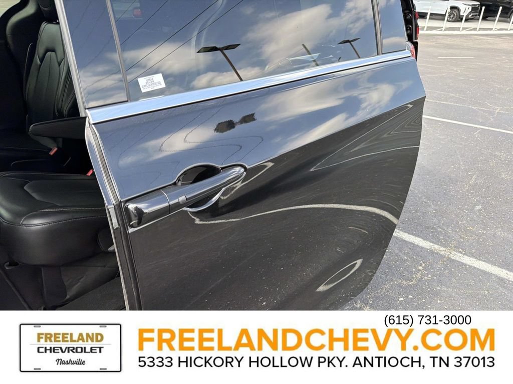 Used 2025 Chrysler Pacifica Select FWD image 15