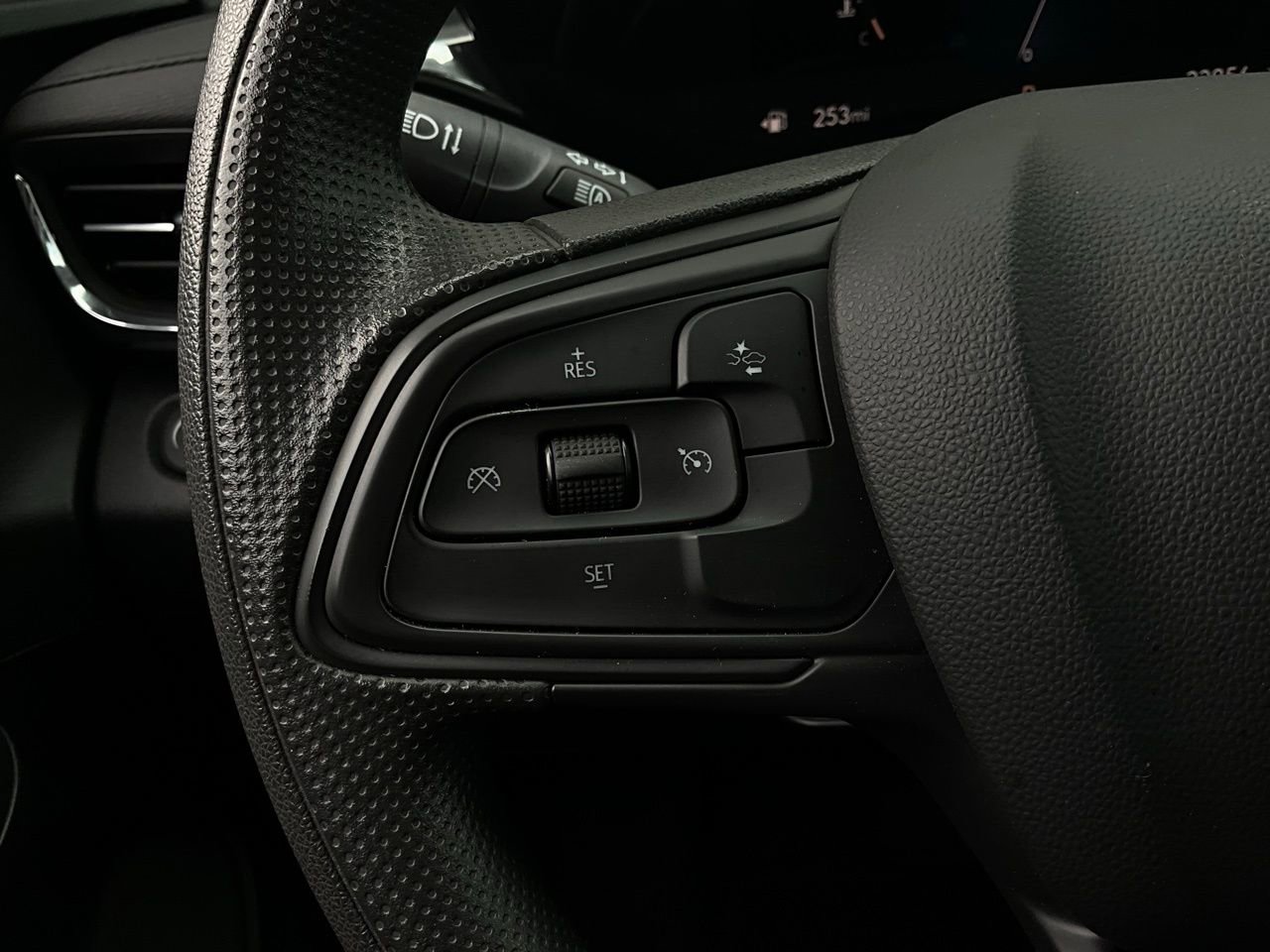 Used 2025 Buick Envista Preferred image 33