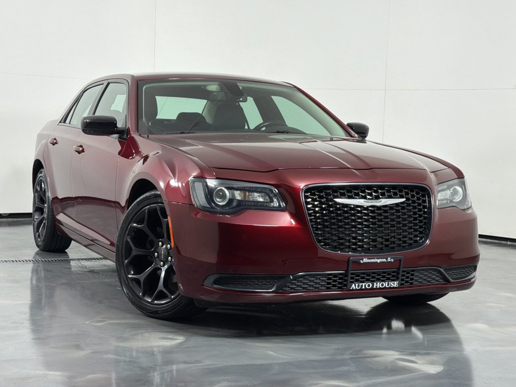 Used 2019 Chrysler 300 Touring w/ Sport Appearance Package RWD image 2