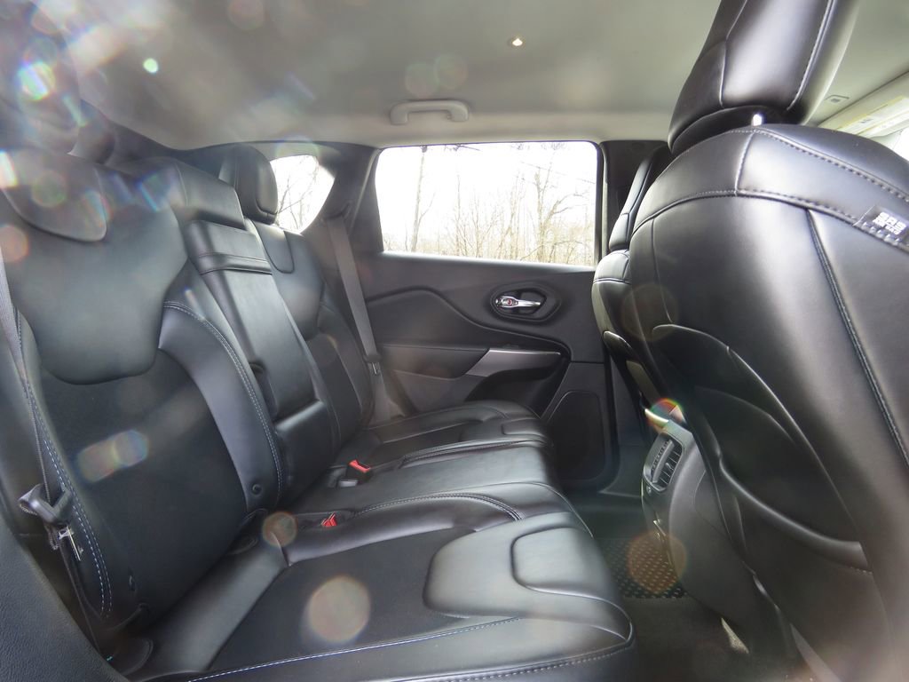 Used 2019 Jeep Cherokee Latitude Plus w/ Cold Weather Group image 16