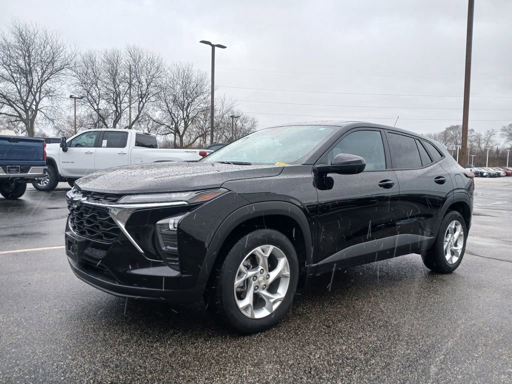 Used 2025 Chevrolet Trax LS w/ LS Convenience Package image 17